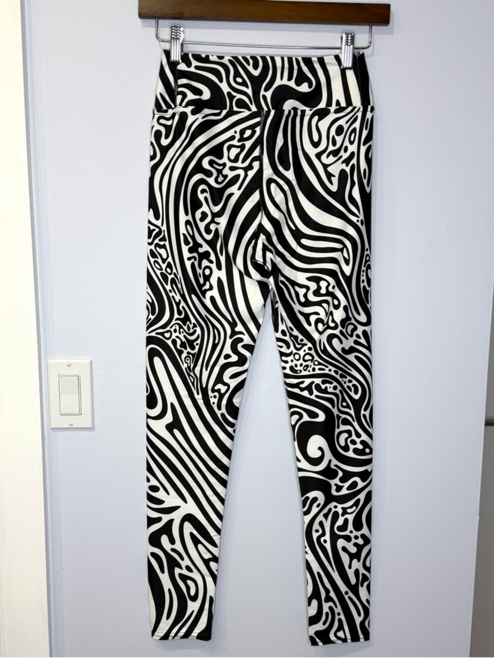 Fierce Pulse Women’s size Medium Black & White Swirl Pattern Leggings. Like new! - Picture 2 of 6